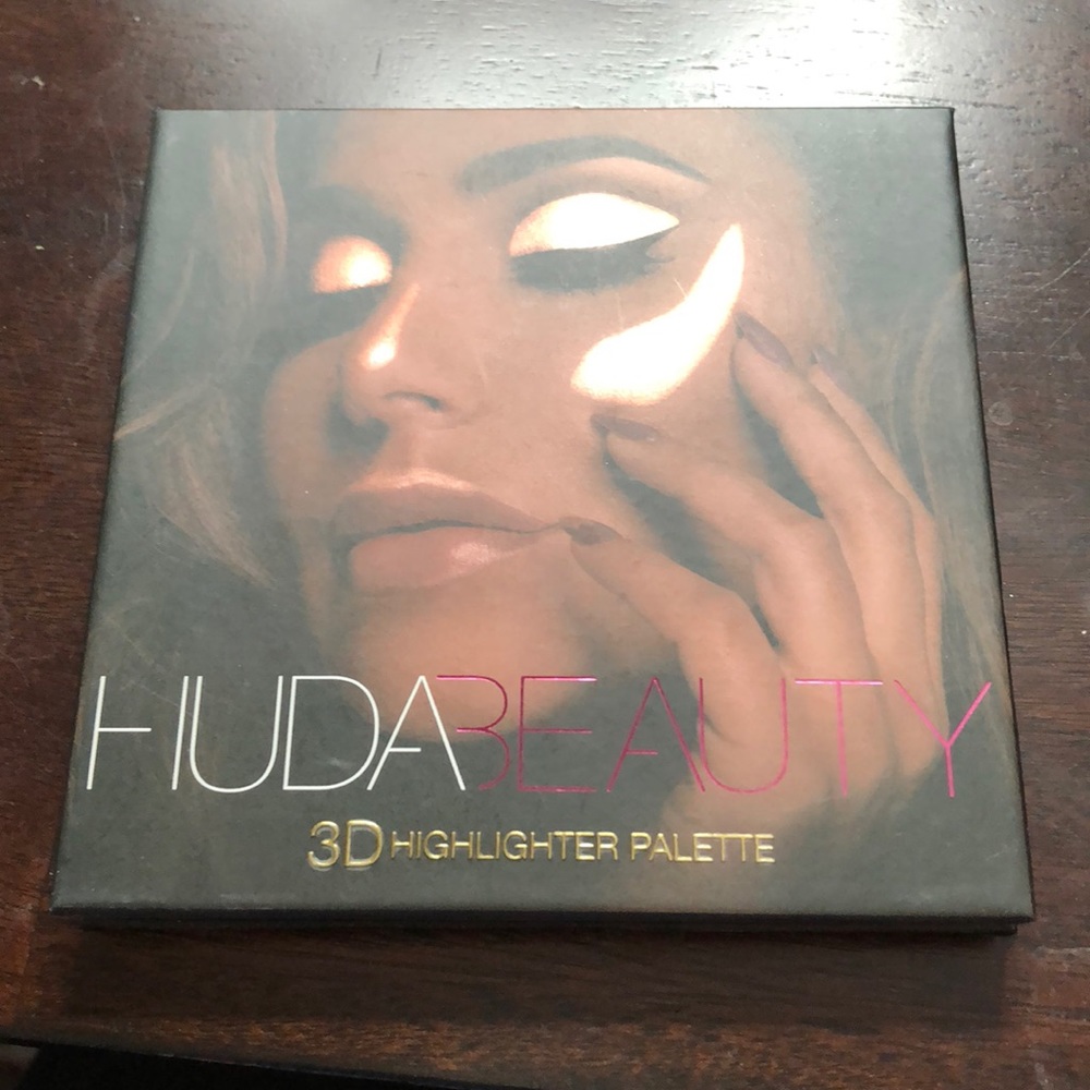 Huda Beauty 3D highlighter Palette